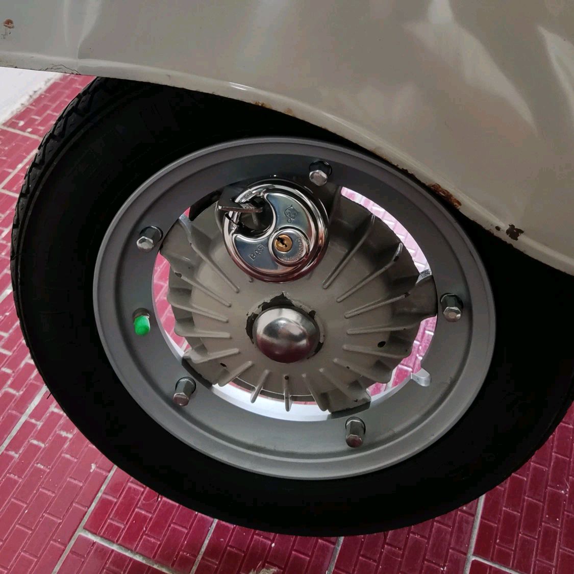 Gembok Pengaman Roda Vespa Smallframe Special PTS ET3 SS90